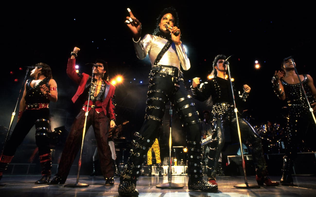 1988年のバッド・ワールドツアーでダンサーと共に踊るマイケル・ジャクソン