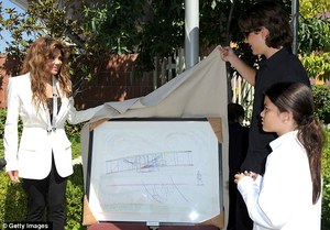 Michael.Jacksons.Kids.Unveil.His.Art.work_Childrens.Hospital.LosAngeles_8Aug2011_06.jpg