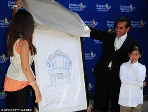 Michael.Jacksons.Kids.Unveil.His.Art.work_Childrens.Hospital.LosAngeles_8Aug2011_07.jpg
