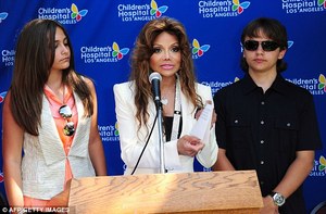 Michael.Jacksons.Kids.Unveil.His.Art.work_Childrens.Hospital.LosAngeles_8Aug2011_08.jpg