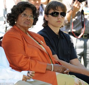 Michael.Jacksons.Kids.Unveil.His.Art.work_Childrens.Hospital.LosAngeles_8Aug2011_09.jpg