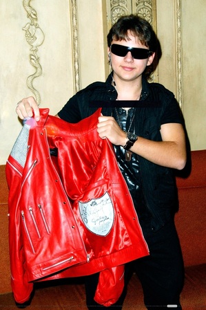 press-conference-signing-J5-collection-jackets-ChateauMarmont-10Nov11-11.jpg