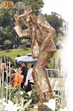 MJ-statue-HongKong.jpg