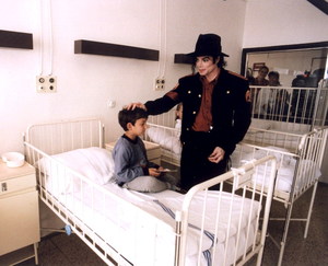 MJ-visits-a-childrens-hospital-in-prague-01.jpg