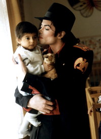 MJ-visits-a-childrens-hospital-in-prague-02.jpg