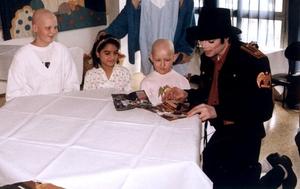Michael-Jackson-in-childrens-hospital.jpeg