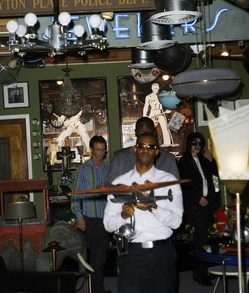 OffthewallBoutique-oct08-04.jpg