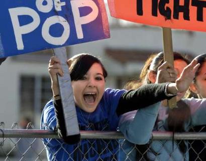 court34_fans02_110405.jpg