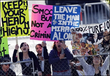 court50_fans01_040505.jpg